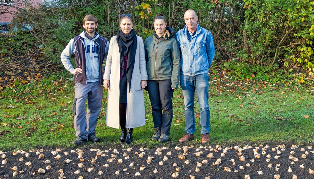 Stadträtin Mariella Lutz (2.v.l.) freut sich mit (v.l.n.r.) Daniel Obermair, Sandra Mair und Robert Mair aus dem Grünanlagen-Team auf einen bunten Frühling.