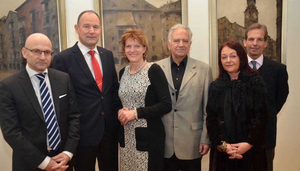 Der Verein des Consularischen Corps Tirol stattete dem Rathaus einen Besuch ab. (v.l.) Armand Hausmann (Honorarkonsul von Luxemburg), Franz Pegger (Honorarkonsul von Frankreich), Bürgermeisterin Christine Oppitz-Plörer, Ernst Wunderbaldinger (Honorarkonsul von Portugal), Petra Streng (Honorarkonsulin von Guatemala) und Markus Purtscher (Honorarkonsul von Dänemark).