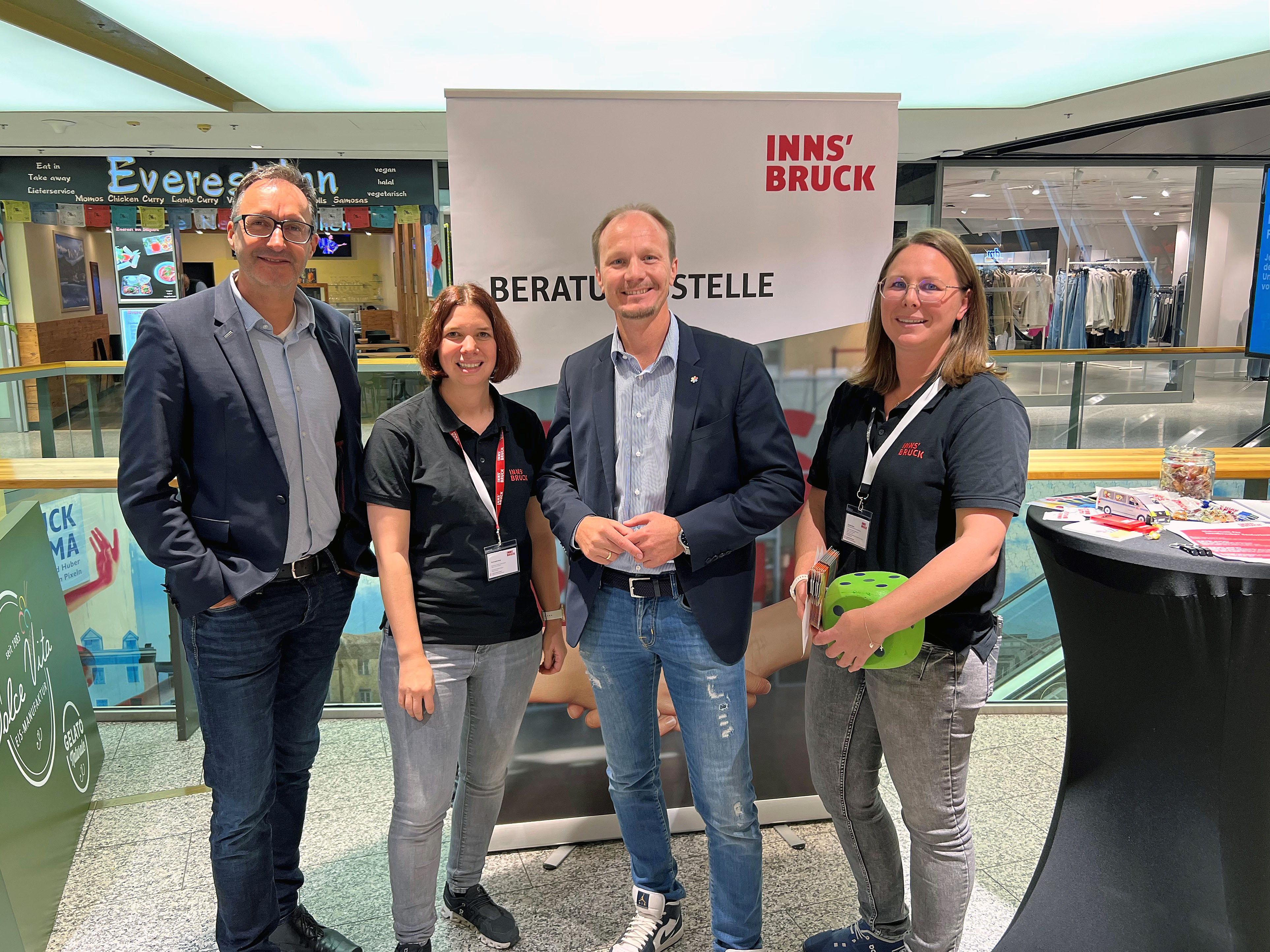 Bürgermeister Johannes Anzengruber (2.v.r.) und Sillpark-Center-Manager Markus Siedl (l.) mit Koordinatorin Sonja Lezuo (2.v.l.) und Jaqueline Moser (r.) aus dem Team der Teuerungsberatung bei einem mobilen Termin im Einkaufszentrum Sillpark.