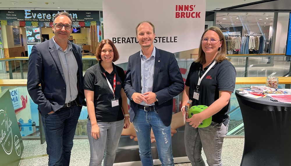 Bürgermeister Johannes Anzengruber (2.v.r.) und Sillpark-Center-Manager Markus Siedl (l.) mit Koordinatorin Sonja Lezuo (2.v.l.) und Jaqueline Moser (r.) aus dem Team der Teuerungsberatung bei einem mobilen Termin im Einkaufszentrum Sillpark.