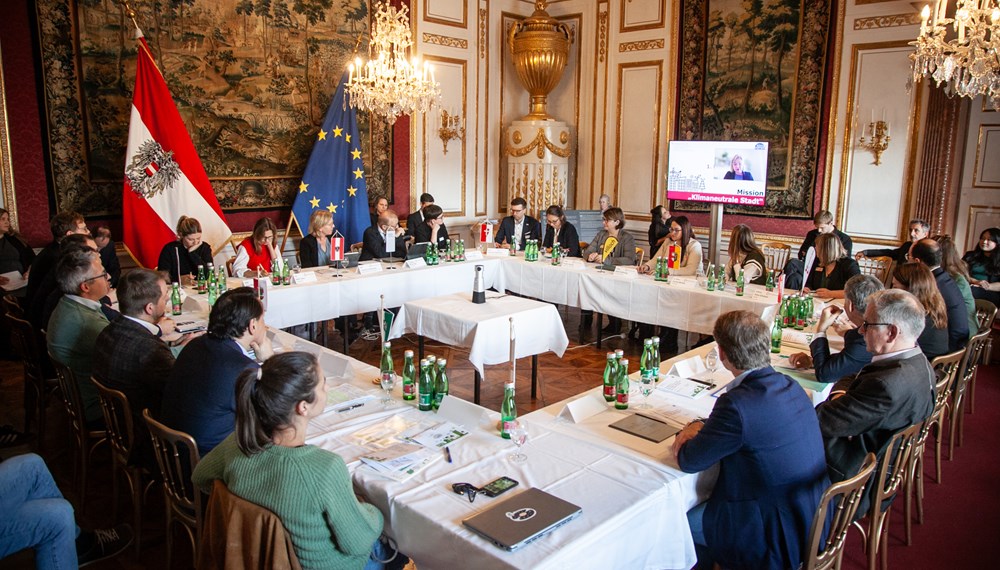 Am Montag, den 21. Oktober 2024, trafen sich 35 österreichische Pionierstädte in Salzburg zum Dialogforum „Klimaneutrale Stadt“, darunter auch Stadträtin Janine Bex und weitere VertreterInnen der Stadt Innsbruck. Die Mission „Klimaneutrale Stadt“ unterstützt Städte und Kommunen dabei, durch Forschung und Entwicklung schneller klimaneutral zu werden. Das Know-how und die Strategien und Maßnahmen, die zur Erreichung der Klima- und Energieziele beitragen, werden mit anderen Städten ausgetauscht und gefördert. Die Städte werden dabei vom Klimaschutzministerium (BMK) und dem Klima- und Energiefonds unterstützt.