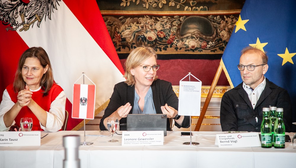 Am Montag, den 21. Oktober 2024, trafen sich 35 österreichische Pionierstädte in Salzburg zum Dialogforum „Klimaneutrale Stadt“, darunter auch Stadträtin Janine Bex und weitere VertreterInnen der Stadt Innsbruck. Die Mission „Klimaneutrale Stadt“ unterstützt Städte und Kommunen dabei, durch Forschung und Entwicklung schneller klimaneutral zu werden. Das Know-how und die Strategien und Maßnahmen, die zur Erreichung der Klima- und Energieziele beitragen, werden mit anderen Städten ausgetauscht und gefördert. Die Städte werden dabei vom Klimaschutzministerium (BMK) und dem Klima- und Energiefonds unterstützt.
