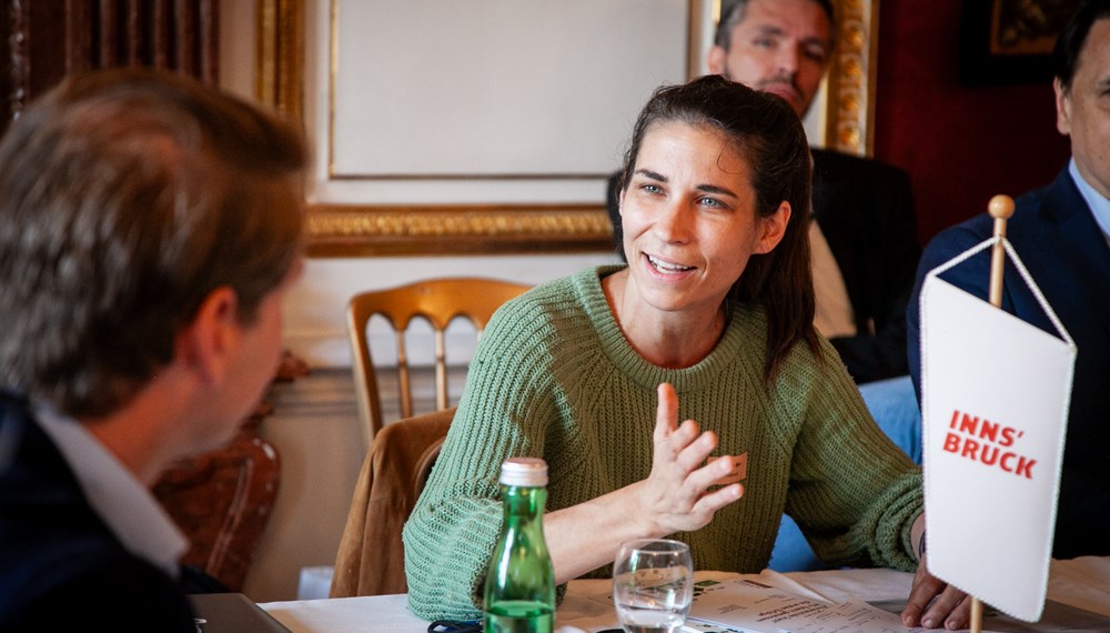 Am Montag, den 21. Oktober 2024, trafen sich 35 österreichische Pionierstädte in Salzburg zum Dialogforum „Klimaneutrale Stadt“, darunter auch Stadträtin Janine Bex und weitere VertreterInnen der Stadt Innsbruck. Die Mission „Klimaneutrale Stadt“ unterstützt Städte und Kommunen dabei, durch Forschung und Entwicklung schneller klimaneutral zu werden. Das Know-how und die Strategien und Maßnahmen, die zur Erreichung der Klima- und Energieziele beitragen, werden mit anderen Städten ausgetauscht und gefördert. Die Städte werden dabei vom Klimaschutzministerium (BMK) und dem Klima- und Energiefonds unterstützt.