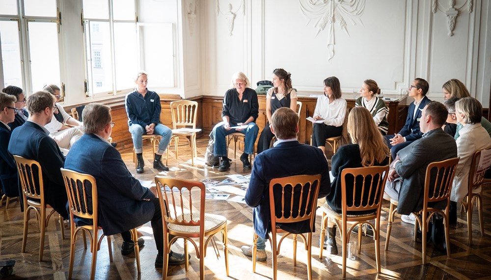 Am Montag, den 21. Oktober 2024, trafen sich 35 österreichische Pionierstädte in Salzburg zum Dialogforum „Klimaneutrale Stadt“, darunter auch Stadträtin Janine Bex und weitere VertreterInnen der Stadt Innsbruck. Die Mission „Klimaneutrale Stadt“ unterstützt Städte und Kommunen dabei, durch Forschung und Entwicklung schneller klimaneutral zu werden. Das Know-how und die Strategien und Maßnahmen, die zur Erreichung der Klima- und Energieziele beitragen, werden mit anderen Städten ausgetauscht und gefördert. Die Städte werden dabei vom Klimaschutzministerium (BMK) und dem Klima- und Energiefonds unterstützt.