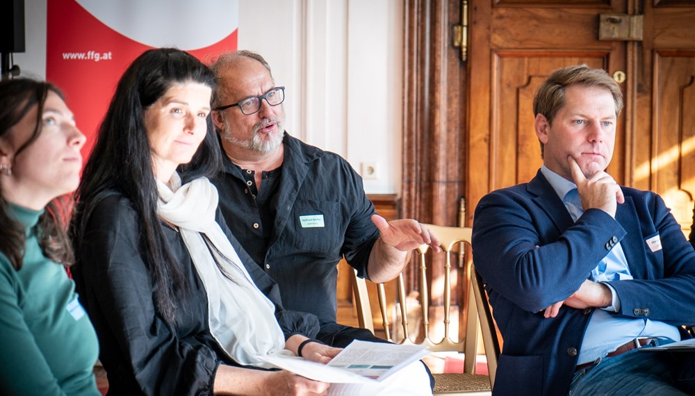 Am Montag, den 21. Oktober 2024, trafen sich 35 österreichische Pionierstädte in Salzburg zum Dialogforum „Klimaneutrale Stadt“, darunter auch Stadträtin Janine Bex und weitere VertreterInnen der Stadt Innsbruck. Die Mission „Klimaneutrale Stadt“ unterstützt Städte und Kommunen dabei, durch Forschung und Entwicklung schneller klimaneutral zu werden. Das Know-how und die Strategien und Maßnahmen, die zur Erreichung der Klima- und Energieziele beitragen, werden mit anderen Städten ausgetauscht und gefördert. Die Städte werden dabei vom Klimaschutzministerium (BMK) und dem Klima- und Energiefonds unterstützt.