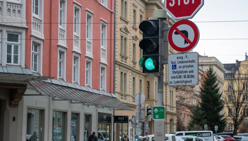 Eine spezielle Anti-Sticker-Beschichtung erschwert künftig das Anbringen von Aufklebern auf Straßenschildern und sorgt so für klare Sicht und erhöhte Sicherheit.