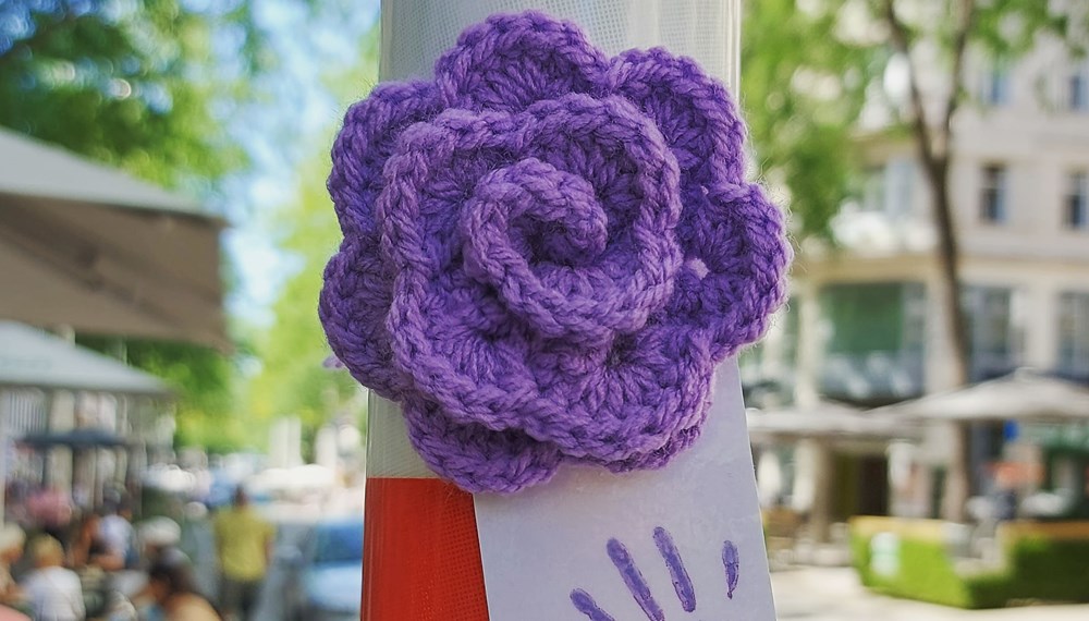 „Roses against violence“: Am 22. November werden in der Stadtbibliothek Innsbruck lila Rosen als Zeichen gegen Gewalt an Frauen gehäkelt, die anschließend im öffentlichen Raum verteilt werden.