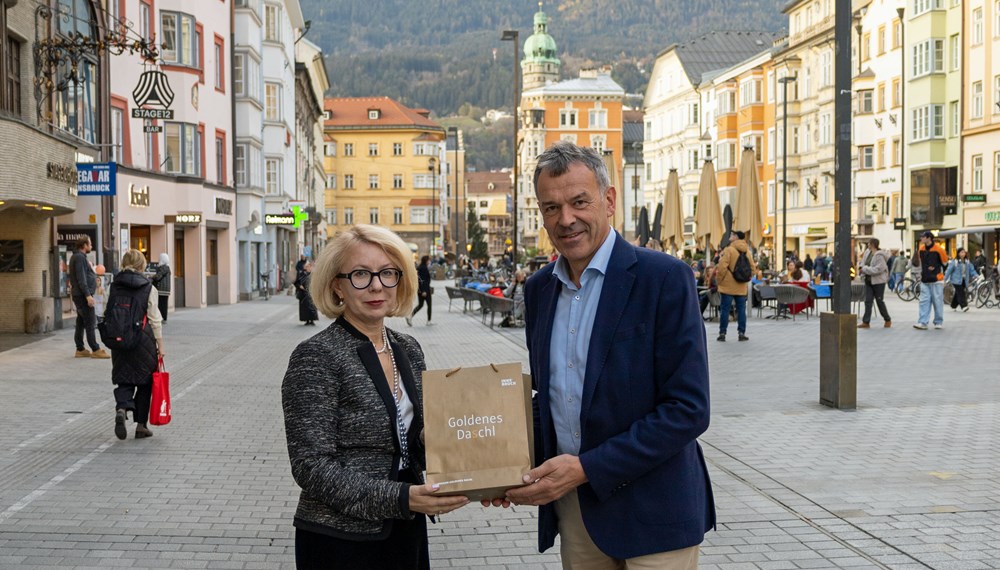 Laba diena! Ihre Exzellenz, Frau Botschafterin Lina Rukštelienė stattete der Stadt Innsbruck einen Besuch ab, wo sie vom für Außenbeziehungen zuständigen Vizebürgermeister Georg Willi herzlich empfangen wurde. Lina Rukštelienė ist seit 2022 als Botschafterin der Republik Litauen in Österreich, der Slowakei, Slowenien und Liechtenstein tätig. Im Zuge ihres Besuchs in Innsbruck fand ein Austausch mit Vizebürgermeister Willi sowie MitarbeiterInnen der Stadtverwaltung statt, bei dem über gemeinsame Projekte und Kooperationen gesprochen wurde.