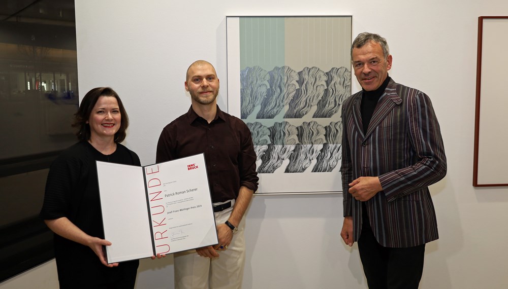 Patrick Roman Scherer (m.) erhält den Josef-Franz-Würlinger-Preis 2024 für seine Ausstellung „BESIDES, BEYOND“ in der Plattform 6020 – Vizebürgermeister Georg Willi (r.) und Galerieleiterin Natalie Pedevilla (l.) gratulieren dem Künstler zur Auszeichnung.