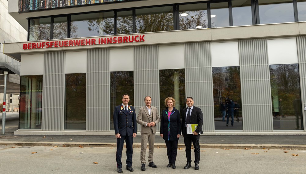 (v.l.n.r.) Branddirektor Helmut Hager, Bürgermeister Johannes Anzengruber, Magistratsdirektorin Gabriele Herlitschka und IIG-Geschäftsführer Franz Danler freuen sich über das bauliche Update für die Hauptfeuerwache.