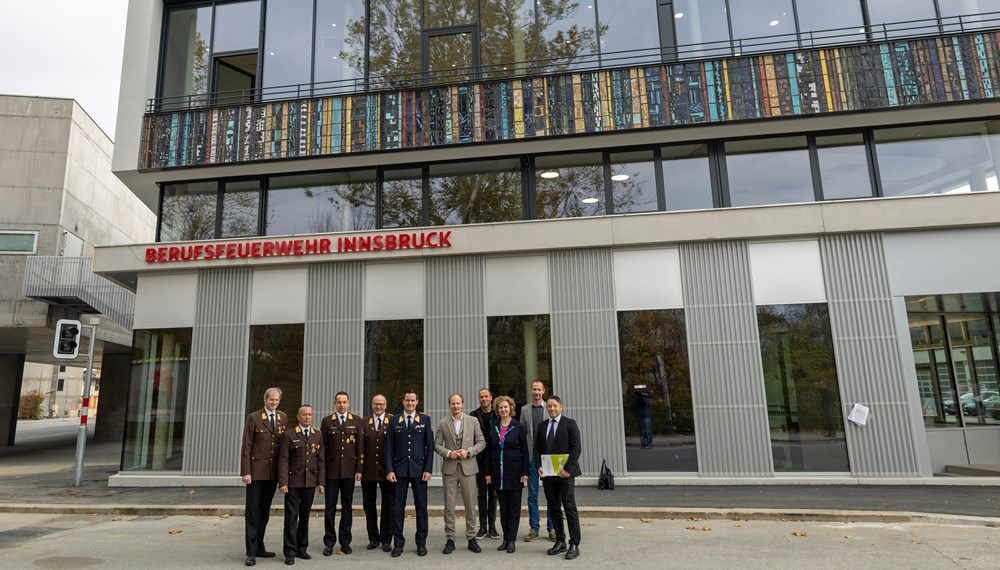 (v.l.n.r.) Bezirks-Kassier Klaus Weingartner, Landesfeuerwehrkommandant Jakob Unterladstätter, Landes-Feuerwehrinspektor Rene Staudacher, Bezirks-Feuerwehrkommandant Gerhard Mayregger, Branddirektor Helmut Hager, Bürgermeister Johannes Anzengruber, Architekt Sebastian Neuschmid, Magistratsdirektorin Gabriele Herlitschka, IIG-Geschäftsbereichsleiter Georg Preyer und IIG-Geschäftsführer Franz Danler vor dem neuen Verwaltungsgebäude der Hauptfeuerwache.
