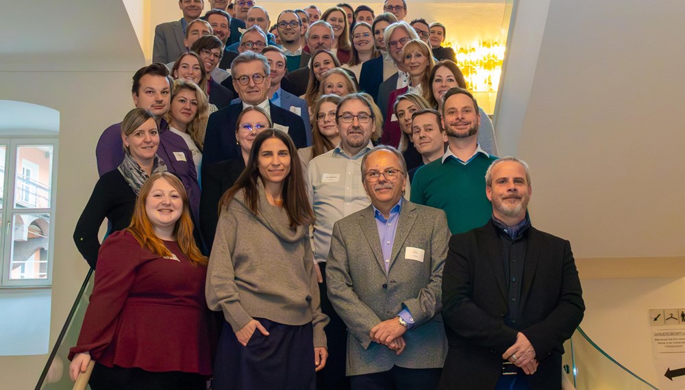 Vom 13. bis 14. November tagt der Fachausschuss für Gewerberecht und Gewerbetechnik des Österreichischen Städtebundes in Innsbruck. Die ressortzuständige Stadträtin Janine Bex (2. v. l.) hieß die Delegation der kommunalen Interessensvertretung rund um den Ausschuss-Vorsitzenden Mag. Martin Gutkas (2. v. r.) im Ursulinensaal der Stadt Innsbruck willkommen.