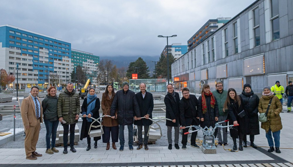 Bürgermeister Johannes Anzengruber (7.v.l.), Vizebürgermeister Georg Willi (3.v.l.), Stadträtin Janine Bex (5.v.l.), Stadträtin Mariella Lutz (4.v.l.), Stadtrat Markus Lassenberger (8.v.l.) und Mitglieder des Gemeinderats freuen sich mit IIG-Geschäftsführer Franz Danler (l.), Projektleiterin Christine Schermer (2.v.l.) und der ehemaligen Stadträtin Uschi Schwarzl (r.) beim COOLYMP-Baustellenfest über den Baufortschritt.