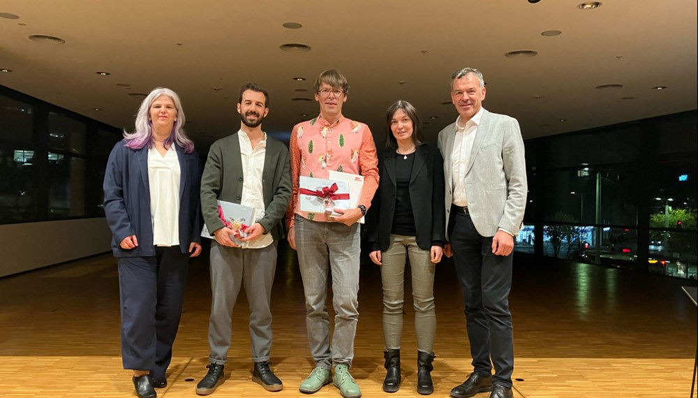 Ausgezeichnete Literatur: Vizebürgermeister Georg Willi gratulierte Markus Köhle (Mitte) und Mario Petuzzi zum Hilde-Zach-Literaturstipendium 2024, mit Laudatorin Friederike Gösweiner (2. v.r.) und Christina Krenmayr (Leiterin Stadtbibliothek, 1. v.l.).