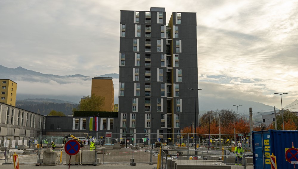 In der ersten Bauphase wurde die rund 4.100 Quadratmeter große Tiefgaragendecke, auf der sich der Platz befindet, saniert.