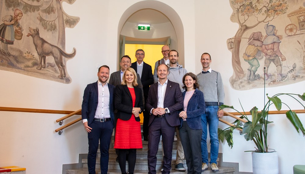 Wo vorher der Kindergarten Wilten West untergebracht war, konnte nun unter anderem Raum für eine Bibliothek geschaffen werden. Vorne v. l. n. r.: Direktor Wolfgang Pedevilla, Vizebürgermeisterin Elisabeth Mayr, Bürgermeister Johannes Anzengruber, Gemeinderätin Karoline Obitzhofer (Bildungsausschuss-Vorsitzende). Hinten v. l. n. r.: IIG-Geschäftsführer Franz Danler, Schulqualitätsmanager Dietmar Meinschad, Amtsvorstand Werner Leithmayer, IIG-Projektleiter Philipp Nagele, IIG-Bereichsleiter Georg Preyer.