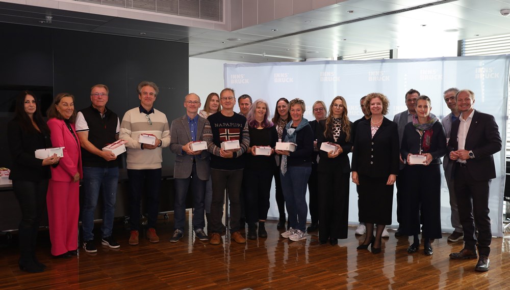 Am 15. November versammelte sich nicht nur die Lebens- und Berufsfahrung des Stadtmagistrats, auch das große Aufgabenportfolio der öffentlichen Stadtverwaltung von der Musikschule, Stadtbibliothek, Kommunikation über die Kinderbetreuung und Sport bis hin zu Tiefbau und Feuerwehr wurde sichtbar. Geehrt wurden 20 MitarbeiterInnen für 25 Jahre und zehn MitarbeiterInnen für 40 Jahre Tätigkeit. 21 MitarbeiterInnen wurden von Bürgermeister Johannes Anzengruber, Magistratsdirektorin Gabriele Herlitschka und die Obfrau der Zentralen Personalvertretung Sabine Steffan in den Ruhestand verabschiedet. Die Jazzband "Brennholz" sorgte für musikalische Untermalung.