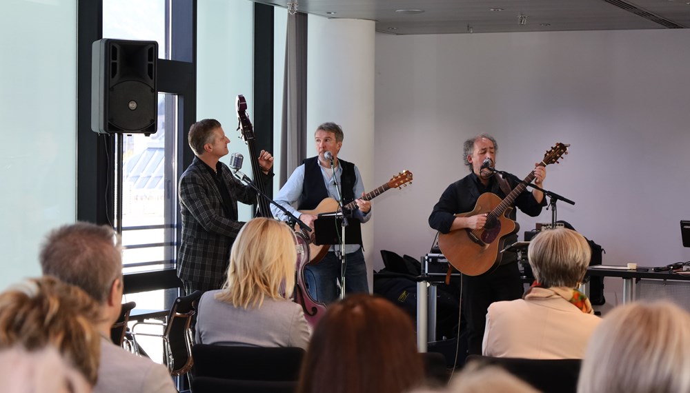 Am 15. November versammelte sich nicht nur die Lebens- und Berufsfahrung des Stadtmagistrats, auch das große Aufgabenportfolio der öffentlichen Stadtverwaltung von der Musikschule, Stadtbibliothek, Kommunikation über die Kinderbetreuung und Sport bis hin zu Tiefbau und Feuerwehr wurde sichtbar. Geehrt wurden 20 MitarbeiterInnen für 25 Jahre und zehn MitarbeiterInnen für 40 Jahre Tätigkeit. 21 MitarbeiterInnen wurden von Bürgermeister Johannes Anzengruber, Magistratsdirektorin Gabriele Herlitschka und die Obfrau der Zentralen Personalvertretung Sabine Steffan in den Ruhestand verabschiedet. Die Jazzband "Brennholz" sorgte für musikalische Untermalung.