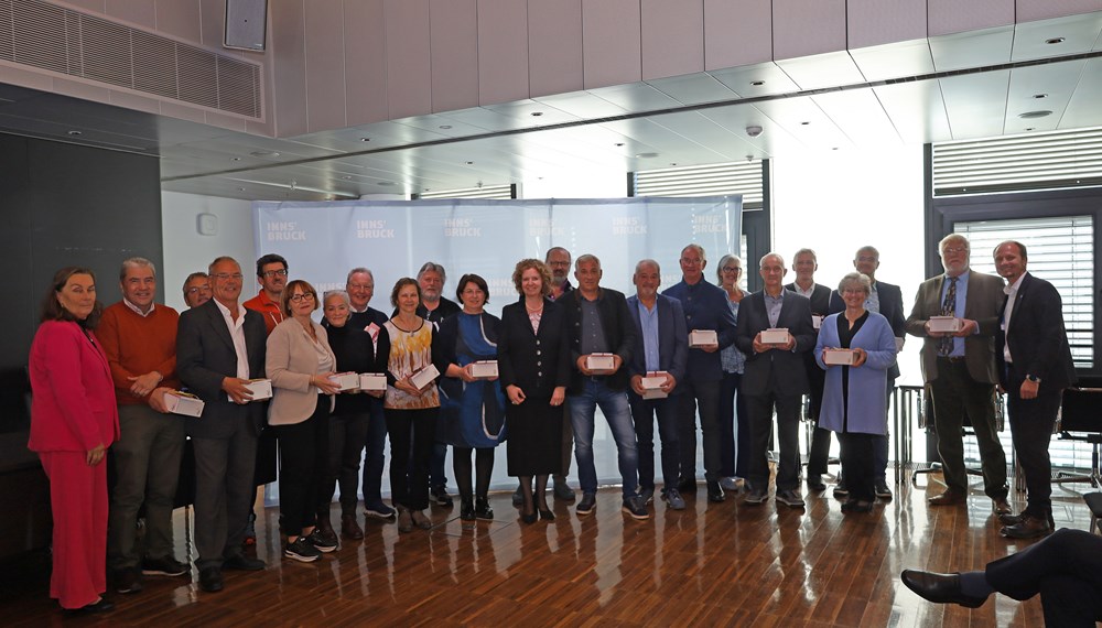 Am 15. November versammelte sich nicht nur die Lebens- und Berufsfahrung des Stadtmagistrats, auch das große Aufgabenportfolio der öffentlichen Stadtverwaltung von der Musikschule, Stadtbibliothek, Kommunikation über die Kinderbetreuung und Sport bis hin zu Tiefbau und Feuerwehr wurde sichtbar. Geehrt wurden 20 MitarbeiterInnen für 25 Jahre und zehn MitarbeiterInnen für 40 Jahre Tätigkeit. 21 MitarbeiterInnen wurden von Bürgermeister Johannes Anzengruber, Magistratsdirektorin Gabriele Herlitschka und die Obfrau der Zentralen Personalvertretung Sabine Steffan in den Ruhestand verabschiedet. Die Jazzband "Brennholz" sorgte für musikalische Untermalung.