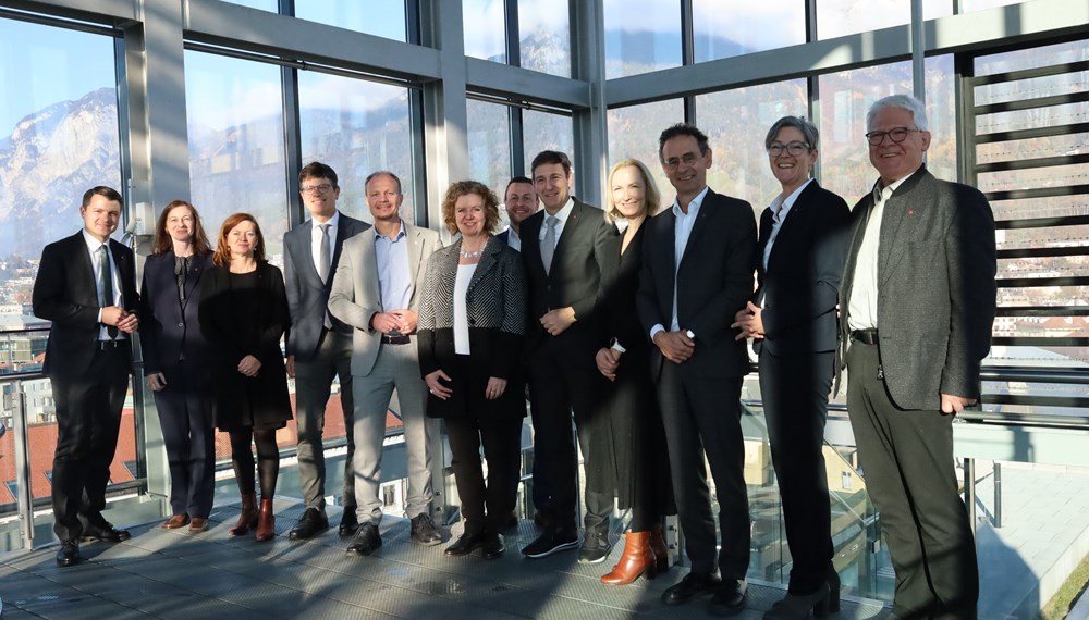 Bürgermeister Johannes Anzengruber (5. v.l.) und Magistratsdirektorin Gabriele Herlitschka (6. v.l.) begrüßten die Teilnehmenden der 200. Bezirkshauptleute-Konferenz am 18. November im Innsbrucker Rathaus zum Erfahrungsaustausch.