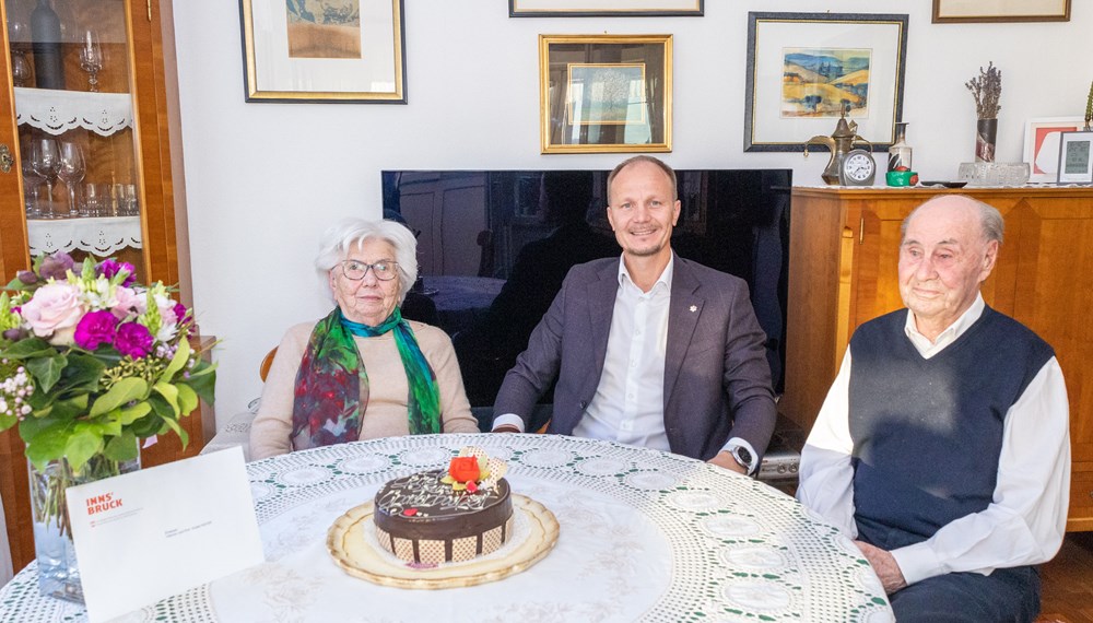 Bürgermeister Johannes Anzengruber gratulierte dem Ehepaar Kefer zum 70. Hochzeitstag.