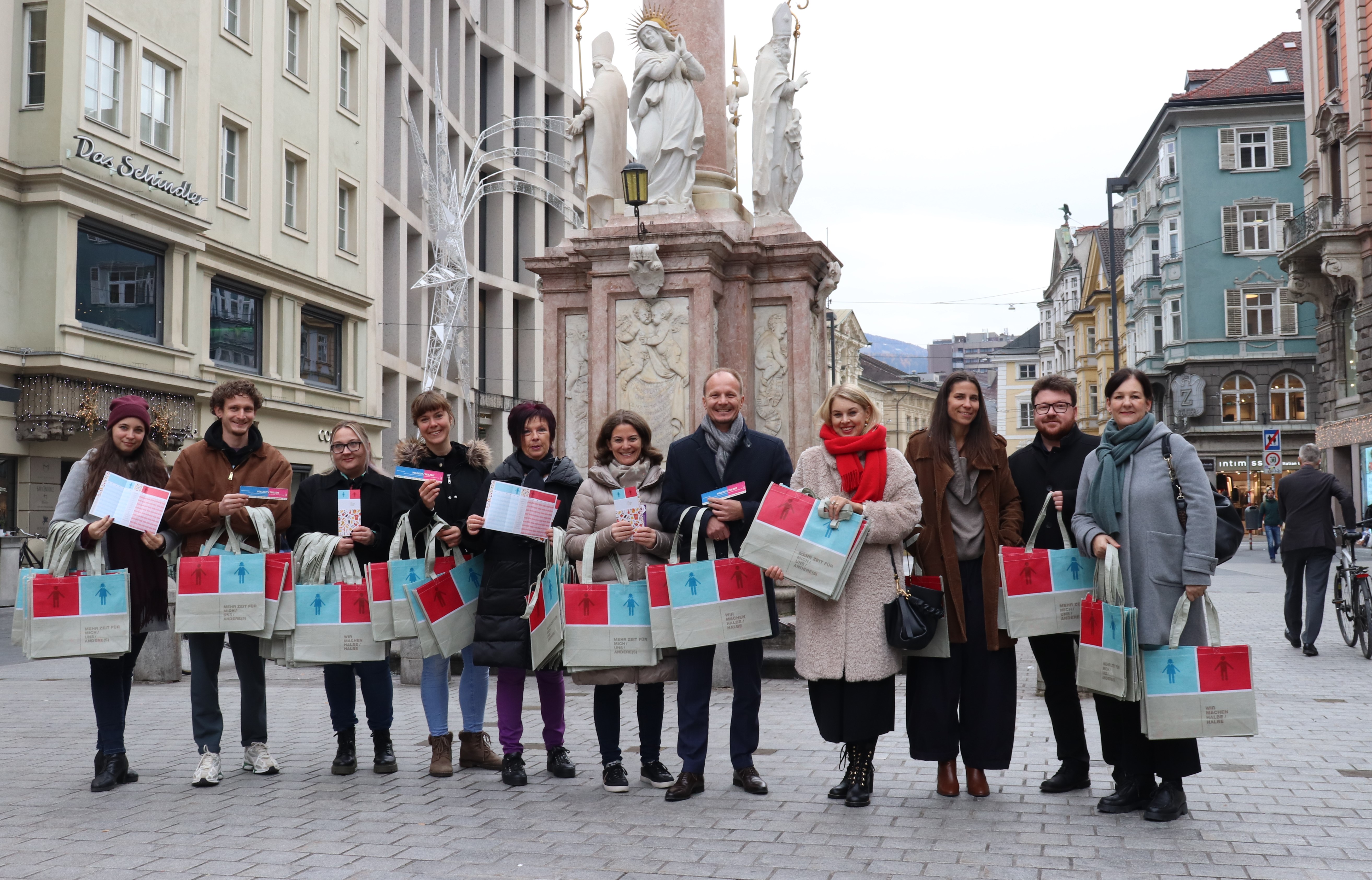 Am 20. November ist Equal Pay Day in Innsbruck. Bürgermeister Johannes Anzengruber, Vizebürgermeisterin Elisabeth Mayr sowie weitere Mitglieder des Stadtsenats und Gemeinderats und städtische Bedienstete beteiligten sich an der Verteilaktion.