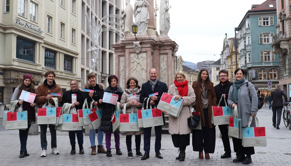 Am 20. November ist Equal Pay Day in Innsbruck. Bürgermeister Johannes Anzengruber, Vizebürgermeisterin Elisabeth Mayr sowie weitere Mitglieder des Stadtsenats und Gemeinderats und städtische Bedienstete beteiligten sich an der Verteilaktion.