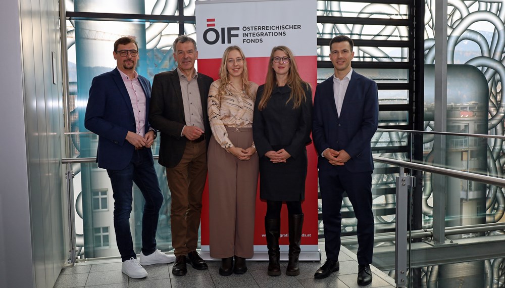 Um TeilnehmerInnen aus ÖIF-Deutschkursen über Beschäftigungsmöglichkeiten im Pflege- und Gesundheitsbereich zu informieren, organisiert der Österreichische Integrationsfonds (ÖIF) eigene Info-Veranstaltungen in ganz Österreich. Am 19. November 2024 fand die Veranstaltung im Plenarsaal des Innsbrucker Rathauses statt. Pflegekoordinator Michael Urschitz (v.r.n.l.) und Vizebürgermeister Georg Willi freuten sich gemeinsam mit Tamara Hildner (Leitung des Teams Berufschancen im ÖIF), Johanna Sebesse (Leitung ÖIF-Integrationszentrum Tirol) und Timo Andreas Bovelino (Bereichsleitung ÖIF-Integrationszentren) über das rege Interesse der TeilnehmerInnen.