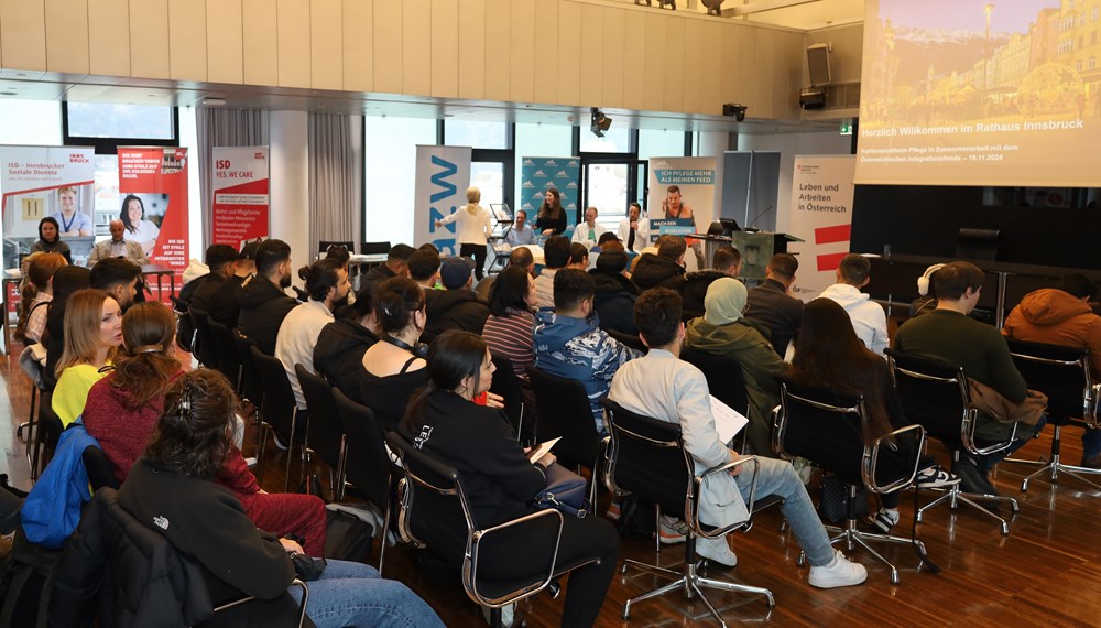 Um TeilnehmerInnen aus ÖIF-Deutschkursen über Beschäftigungsmöglichkeiten im Pflege- und Gesundheitsbereich zu informieren, organisiert der Österreichische Integrationsfonds (ÖIF) eigene Info-Veranstaltungen in ganz Österreich. Am 19. November 2024 fand die Veranstaltung im Plenarsaal des Innsbrucker Rathauses statt. Pflegekoordinator Michael Urschitz (v.r.n.l.) und Vizebürgermeister Georg Willi freuten sich gemeinsam mit Tamara Hildner (Leitung des Teams Berufschancen im ÖIF), Johanna Sebesse (Leitung ÖIF-Integrationszentrum Tirol) und Timo Andreas Bovelino (Bereichsleitung ÖIF-Integrationszentren) über das rege Interesse der TeilnehmerInnen.