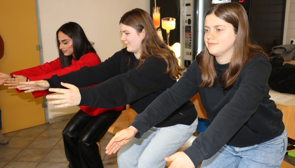 Die Allgemeine Unfallversicherungsanstalt (AUVA) hat ein neues Schulungskonzept für die Lehrlingsausbildung entwickelt, das am 12. November 2024 erstmals in Kooperation mit der Stadtgartenverwaltung der Stadt Innsbruck umgesetzt wurde. Ziel ist es, Sicherheit und Gesundheit am Arbeitsplatz für junge BerufseinsteigerInnen zu fördern, indem Inhalte gemeinsam von den Lehrbetrieben und AUVA-ExpertInnen gestaltet werden.
Zwölf Lehrlinge aus unterschiedlichen Ausbildungsberufen vom Lehrbetrieb der Stadt Innsbruck nahmen an dem Workshop teil, in dem sie unter Anleitung ihrer Lehrlingsausbilder sowie zweier AUVA-Expertinnen praxisnah und interaktiv in Unfallprävention, Ergonomie und Maschinensicherheit geschult wurden.
Robert Mair, Koordinator der Lehrlingsausbilder der Stadtgartenverwaltung Innsbruck und Initiator der breit angelegten Veranstaltung, ist das Verständnis der Lehrlinge für die eigene Sicherheit besonders wichtig: „Mit der Verwendung der persönlichen Schutzausrüstung ist es wie in der Erziehung: Wenn man von klein auf lernt, dass bestimmte Dinge zu bestimmten Tätigkeiten dazugehören, machen wir es irgendwann ganz selbstverständlich. In unserem Betrieb haben wir alle eine Vorbildfunktion und bestärken uns gegenseitig beim sicheren Arbeiten.“