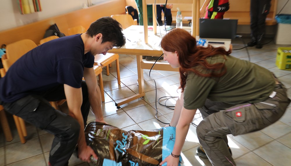 Die Allgemeine Unfallversicherungsanstalt (AUVA) hat ein neues Schulungskonzept für die Lehrlingsausbildung entwickelt, das am 12. November 2024 erstmals in Kooperation mit der Stadtgartenverwaltung der Stadt Innsbruck umgesetzt wurde. Ziel ist es, Sicherheit und Gesundheit am Arbeitsplatz für junge BerufseinsteigerInnen zu fördern, indem Inhalte gemeinsam von den Lehrbetrieben und AUVA-ExpertInnen gestaltet werden.
Zwölf Lehrlinge aus unterschiedlichen Ausbildungsberufen vom Lehrbetrieb der Stadt Innsbruck nahmen an dem Workshop teil, in dem sie unter Anleitung ihrer Lehrlingsausbilder sowie zweier AUVA-Expertinnen praxisnah und interaktiv in Unfallprävention, Ergonomie und Maschinensicherheit geschult wurden.
Robert Mair, Koordinator der Lehrlingsausbilder der Stadtgartenverwaltung Innsbruck und Initiator der breit angelegten Veranstaltung, ist das Verständnis der Lehrlinge für die eigene Sicherheit besonders wichtig: „Mit der Verwendung der persönlichen Schutzausrüstung ist es wie in der Erziehung: Wenn man von klein auf lernt, dass bestimmte Dinge zu bestimmten Tätigkeiten dazugehören, machen wir es irgendwann ganz selbstverständlich. In unserem Betrieb haben wir alle eine Vorbildfunktion und bestärken uns gegenseitig beim sicheren Arbeiten.“