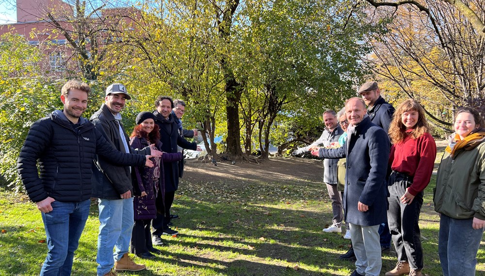 Der Standort des Taubenhäuschens im Rapoldipark stößt auf breite Zustimmung innerhalb des Gemeinderates und bei Tierschutz-ExpertInnen: Bürgermeister Johannes Anzengruber (3.r.) präsentiert die Fläche im südlichen Teil des Rapoldiparkes gemeinsam mit der ARGE Tierschutz, dem Wildtierbeauftragten Thomas Klestil (2.l.), Alpenzoo-Direktor André Stadler (6.r.) und der Obfrau des Tierschutzvereins Tirol Veronika Rom-Erhard (5.r.).