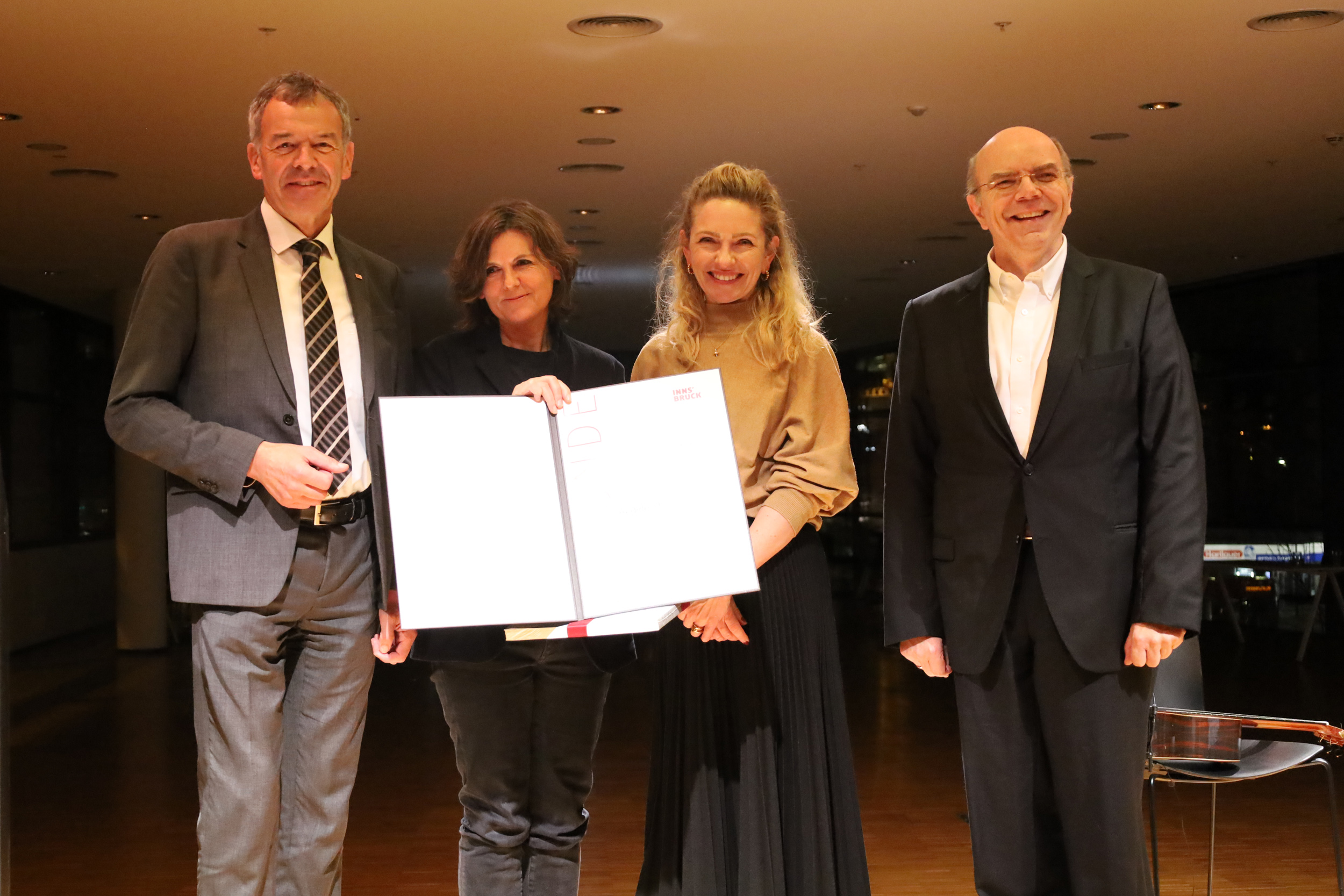 Angelika Rainer, die Trägerin des Preises für künstlerisches Schaffen 2024 in der Sparte Literatur, mit (v.l.) Vizebürgermeister Georg Willi, Kulturamtsleiterin Isabelle Brandauer und Alexander Kluy (Jury).