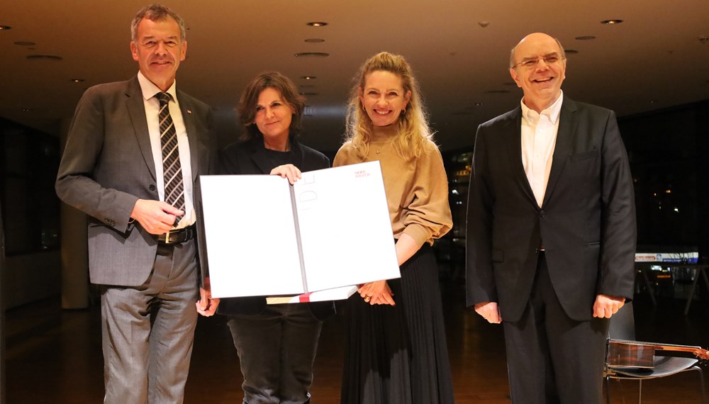 Angelika Rainer, die Trägerin des Preises für künstlerisches Schaffen 2024 in der Sparte Literatur, mit (v.l.) Vizebürgermeister Georg Willi, Kulturamtsleiterin Isabelle Brandauer und Alexander Kluy (Jury).