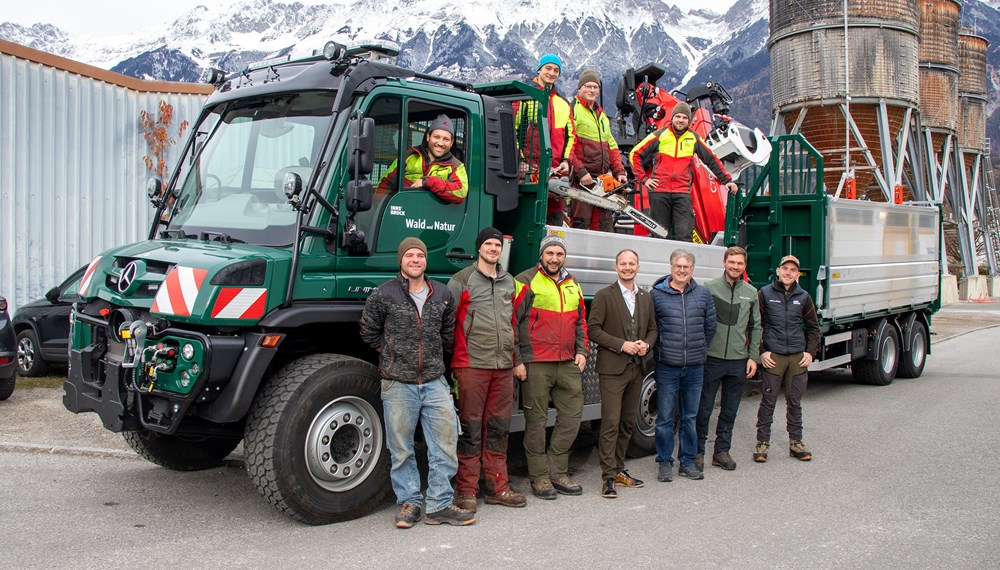 Tolle Verstärkung: Bürgermeister Johannes Anzengruber und das Team des Amtes für Wald und Natur zeigen sich erfreut über den neuen Unimog.