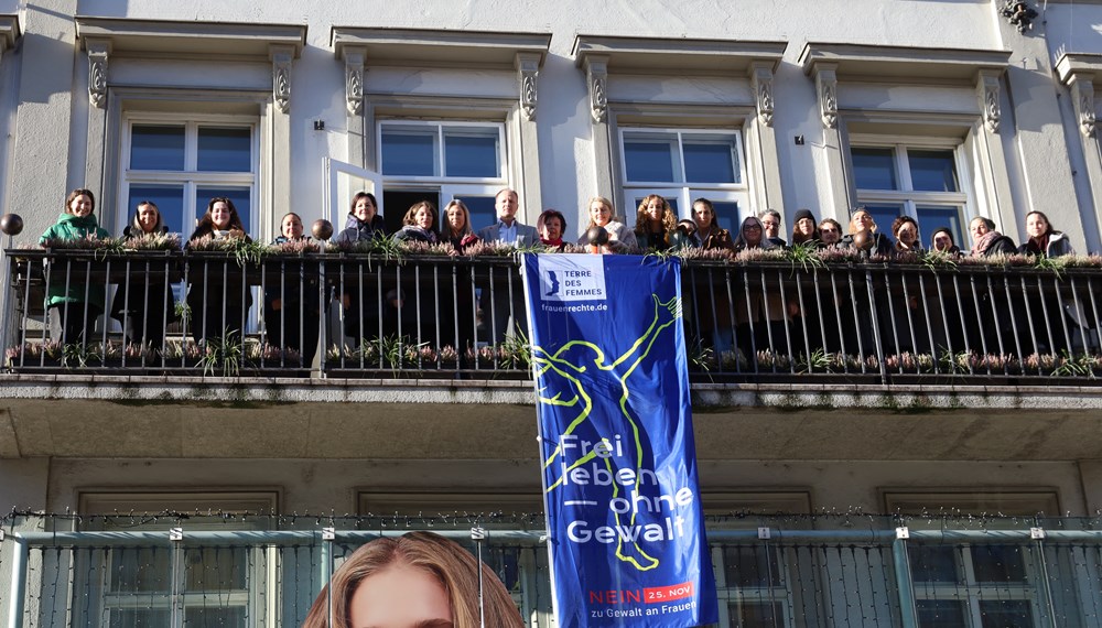 Flagge zeigen gegen Gewalt an Frauen: (Mitte von rechts nach links) Landesrätin Eva Pawlata, Vizebürgermeisterin Elisabeth Mayr, Uschi Klee (Referat Frauen und Generationen) und Bürgermeister Johannes Anzengruber mit weiteren Mitgliedern des Stadtsenats und Gemeinderats, der Stadtverwaltung sowie mehreren Vereinen. Vom Rathaus-Balkon weht ab 22. November die Fahne anlässlich der „16 Tage gegen Gewalt an Frauen und Mädchen“.