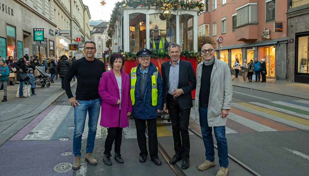 Vizebürgermeister Georg Willi (2.v.r.), IVB-Geschäftsführer Martin Baltes (r.), Referentin Uschi Klee (2.v.l.), Obmann Walter Pramstaller (Tiroler MuseumsBahnen, m.) und Christian Mark (Christkindlmarkt Marktplatz, l.) freuen sich auch heuer wieder auf besinnliche Fahrten mit der Innsbrucker Christkindlbahn.