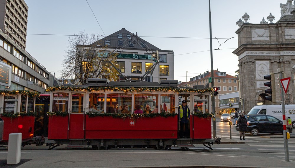 Die historische Straßenbahngarnitur (Baujahr 1907) ist von 29. November bis 21. Dezember freitags und samstags weihnachtlich geschmückt in der Innenstadt unterwegs.
