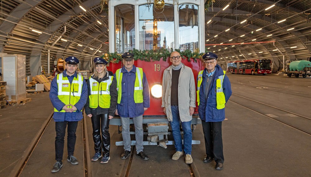 IVB-Geschäftsführer Martin Baltes (2.v.r.) und Obmann Walter Pramstaller (Tiroler MuseumsBahnen, r.) bringen die historische Tram mit dem Team der Christkindlbahn auf Schiene.