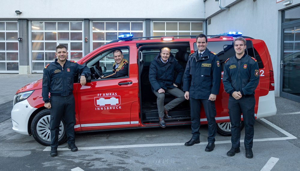 Bürgermeister Johannes Anzengruber (m.), Branddirektor Helmut Hager (2.v.r.), Offizier Manuel Schieferle (r.), Offizier Marco Eller (l.) und Kommandant Markus Hundsbichler (2.v.l.) bei der Übergabe des neuen Kommandofahrzeugs der FF Amras.