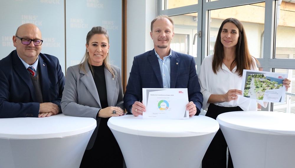 Planen und umsetzen: Stadträtin Janine Bex (r.) und Stadträtin Mariella Lutz (2.l.) präsentierten gemeinsam mit Bürgermeister Johannes Anzengruber (2.r.) und Finanzdirektor Martin Rupprechter (l.) ihre Budgets inklusive Vorhaben.