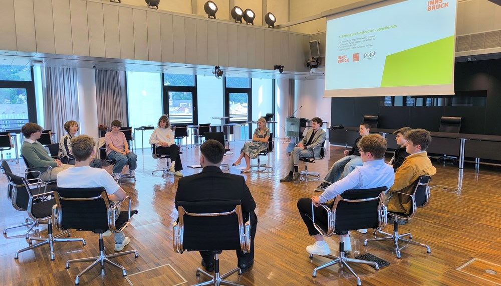Im Mai 2024 fand die erste Sitzung des Jugendbeirats gemeinsam mit Vizebürgermeisterin Elisabeth Mayr und Martina Steiner (POJAT) im Plenarsaal des Innsbrucker Rathauses statt.
