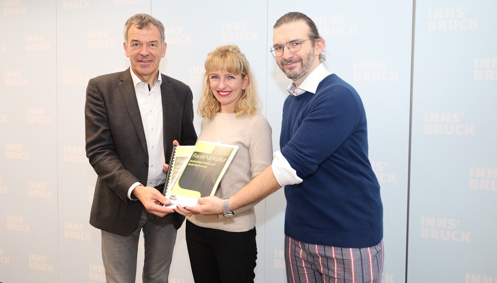Die Raumstudie dient der langfristigen Verbesserung der Raumsituation für den Kunst- und Kulturbereich in Innsbruck. Vizebürgermeister Georg Willi, Kulturamtsleiterin Isabelle Brandauer und Max Aichinger (Agentur Modul5) stellten sie am 28. November bei einem Pressegespräch vor.