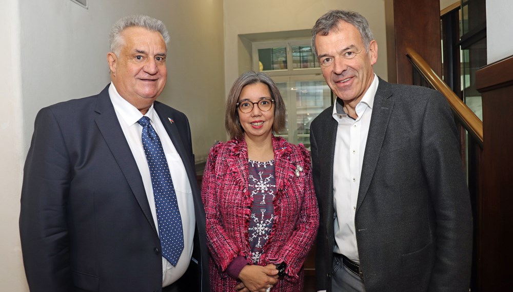 Die philippinische Botschafterin Evangelina Lourdes A. Bernas (M.) stattete der Stadt Innsbruck gemeinsam mit Honorarkonsul Christian Traweger (l.) einen Besuch ab, wo sie vom für Außenbeziehungen zuständigen Vizebürgermeister Georg Willi (r.) herzlich empfangen wurde. Evangelina Lourdes A. Bernas ist seit 2023 als Botschafterin der Philippinen in Österreich tätig. Im Zuge ihres Besuchs in Innsbruck fand ein Austausch mit Vizebürgermeister Willi statt, bei dem über gemeinsame Projekte und Kooperationen gesprochen wurde.