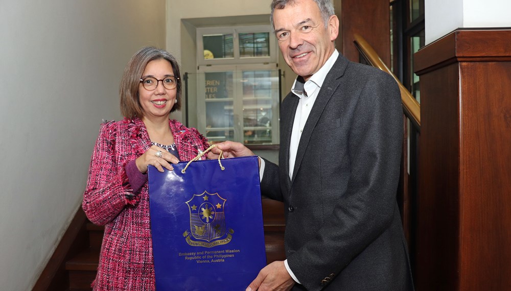 Die philippinische Botschafterin Evangelina Lourdes A. Bernas (M.) stattete der Stadt Innsbruck gemeinsam mit Honorarkonsul Christian Traweger (l.) einen Besuch ab, wo sie vom für Außenbeziehungen zuständigen Vizebürgermeister Georg Willi (r.) herzlich empfangen wurde. Evangelina Lourdes A. Bernas ist seit 2023 als Botschafterin der Philippinen in Österreich tätig. Im Zuge ihres Besuchs in Innsbruck fand ein Austausch mit Vizebürgermeister Willi statt, bei dem über gemeinsame Projekte und Kooperationen gesprochen wurde.