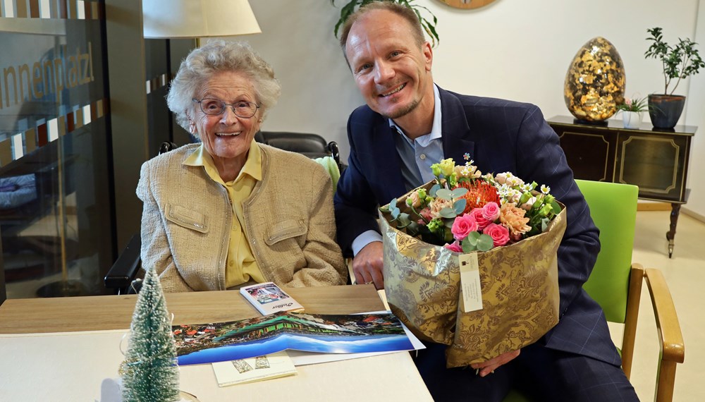 Irmgard Kuen freute sich sehr über den Besuch von Bürgermeister Johannes Anzengruber.