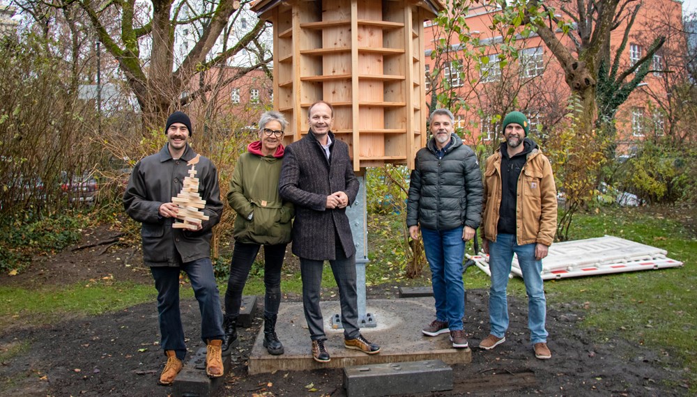 BU 1: (v.l.n.r.) Wildtierbeauftragter Thomas Klestil, Obfrau Veronika Rom-Erhard (Tierschutzverein), Bürgermeister Johannes Anzengruber und Jens Stollberg sowie Simon Schwärzler von der Tischlerei artis (pro mente Tirol) freuen sich über das neue Taubenhäuschen im Rapoldipark. © IKM/F.Bär