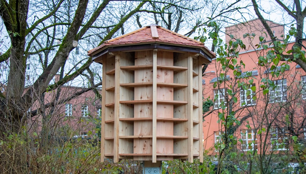 Im „schwebenden Häuschen“ werden die Tauben artgerecht gefüttert.