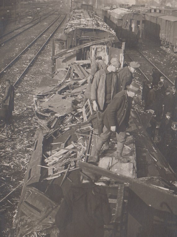 Aufräumarbeiten am Innsbrucker Hauptbahnhof nach dem Angriff vom 20. Februar 1918