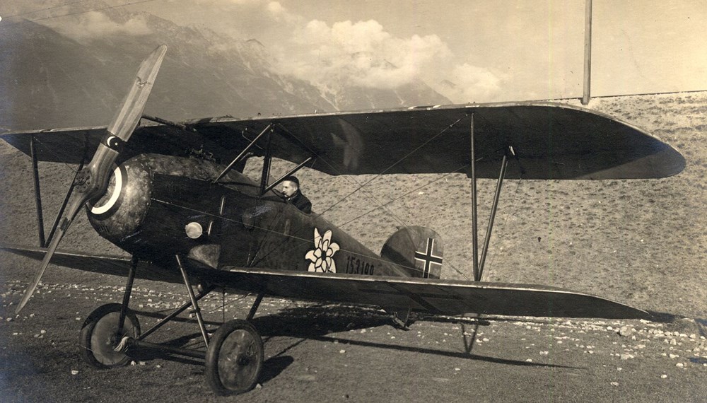 Im November 1918 auf der Ulfiswiese in der Höttinger Au in 
Innsbruck abgestellte Flugzeuge der k.u.k. Luftfahrtruppen.